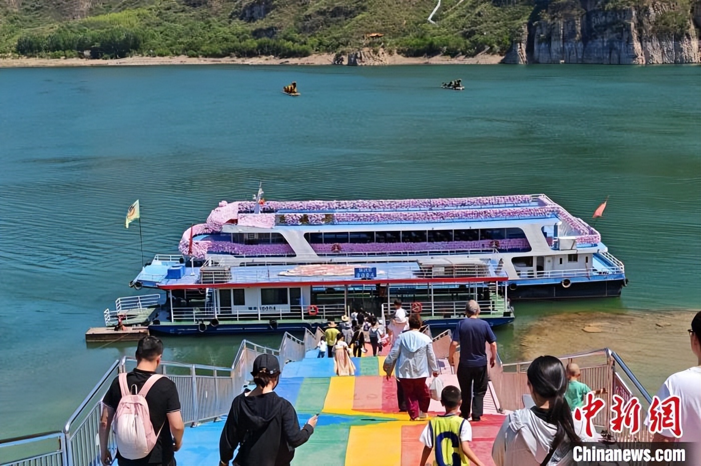 图为游客准备登船观赏黄河三峡美景。李海珠 摄