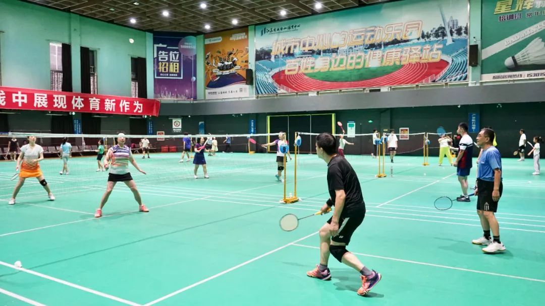 江苏省五台山体育中心羽毛球馆每天开放18个小时。