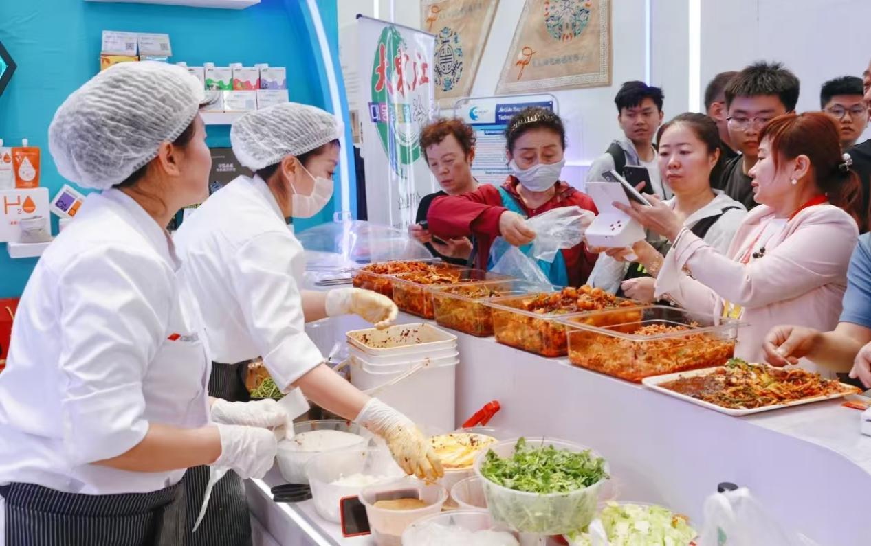 （往届哈洽会鸡西辣菜现场品尝图片）