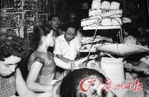 ▎ 李照开（戴眼镜者）在自家超市中忙活。图源见水印