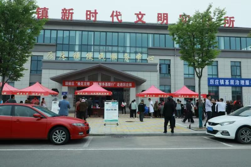 在厉庄镇区大集开展“惠民服务基层行”健康义诊活动 张代桂摄