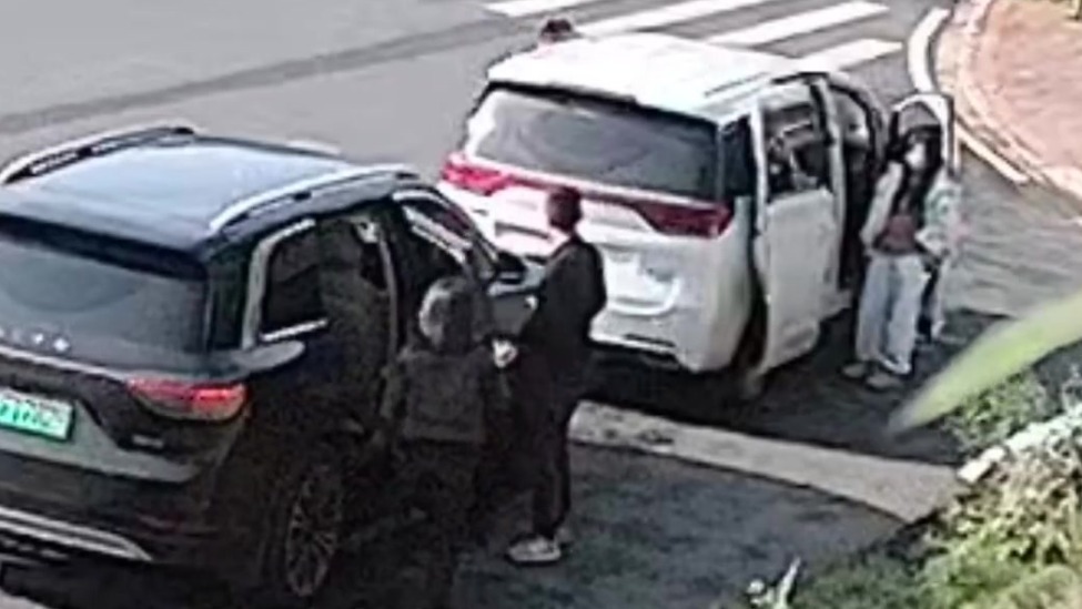 长沙一乡村别墅现地下代孕交易,单日转运超10名女性进入_凤凰网视频_凤凰网