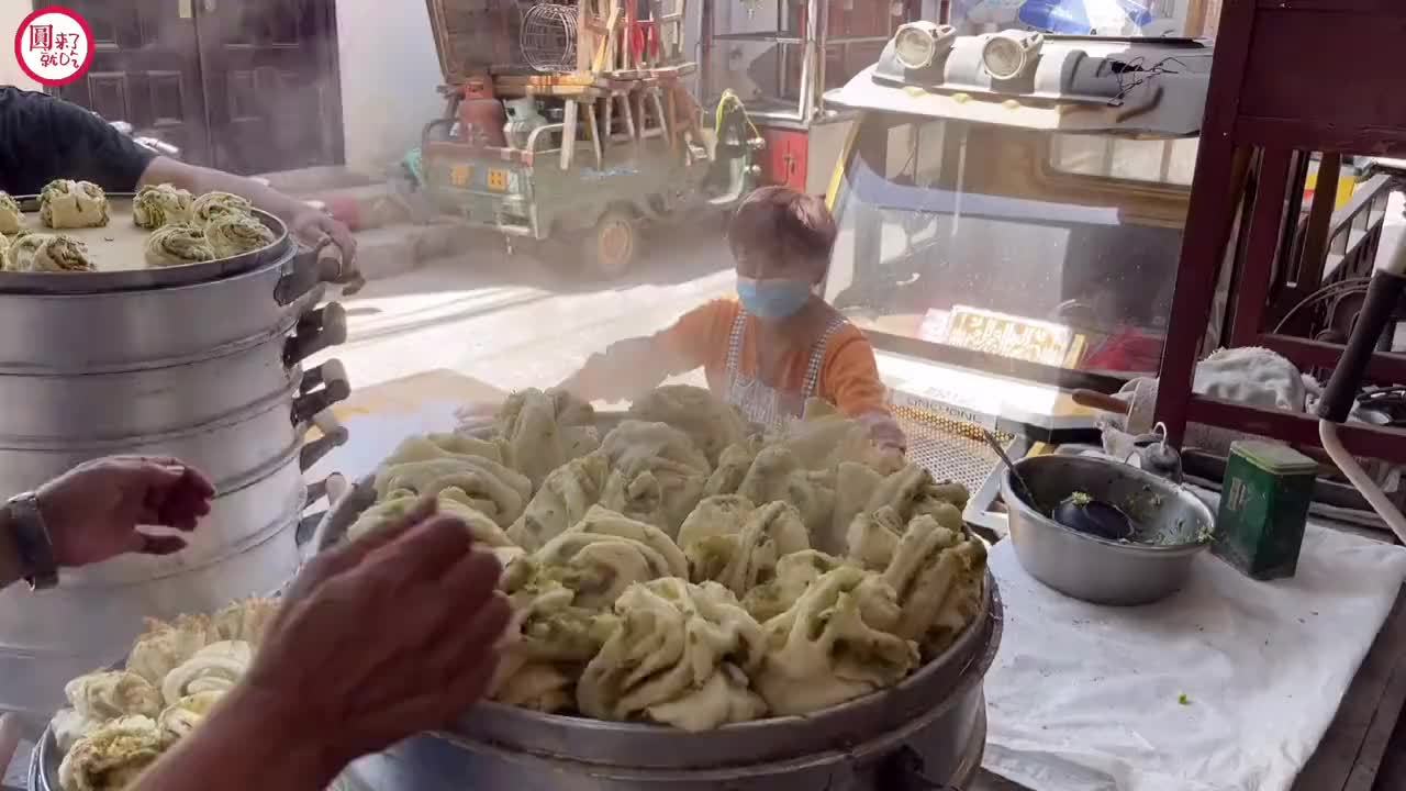 河南大姐卖小吃，20斤面铺满料，光愁做不愁卖，想吃排队等
