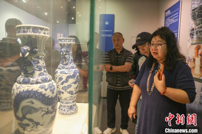 5月11日，江西宜春高安市，元青花博物馆内展出的元青花云龙纹象耳瓶(仿品)吸引观众观看。元青花瓷(又称元青花)，即元代生产的青花瓷器。高安元青花博物馆是世界上第一座以元青花命名的专题性博物馆，这里珍藏了20件元代青花瓷器和4件釉里红瓷器。这些瓷器器物完整、器型硕大、品种较全、造型优美、工艺精湛，属罕见元代极品。目前，该馆馆藏元代青花瓷器数量中国第一、世界第三。中新社记者 刘力鑫 摄