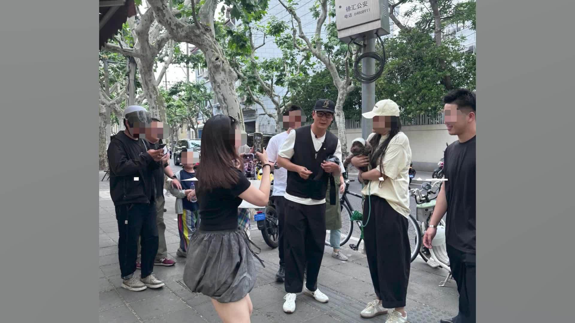 市民谈街头偶遇吴彦祖：感觉他性格温和，在人群中亮眼，很松弛