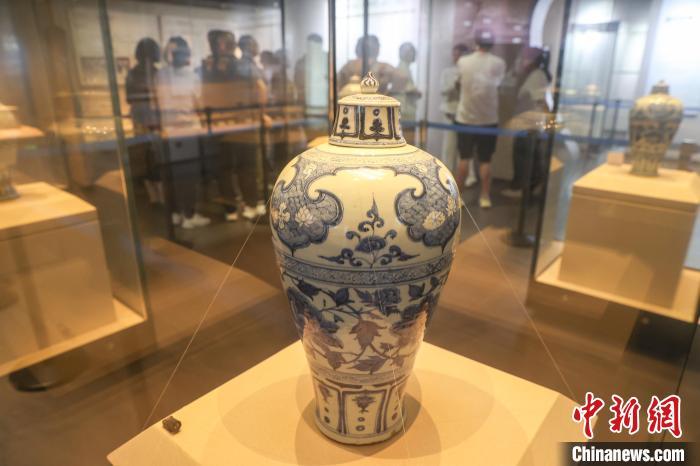 5月11日，江西宜春高安市，元青花博物馆内展出的元青花缠枝牡丹如意云肩纹梅瓶。元青花瓷(又称元青花)，即元代生产的青花瓷器。高安元青花博物馆是世界上第一座以元青花命名的专题性博物馆，这里珍藏了20件元代青花瓷器和4件釉里红瓷器。这些瓷器器物完整、器型硕大、品种较全、造型优美、工艺精湛，属罕见元代极品。目前，该馆馆藏元代青花瓷器数量中国第一、世界第三。中新社记者 刘力鑫 摄