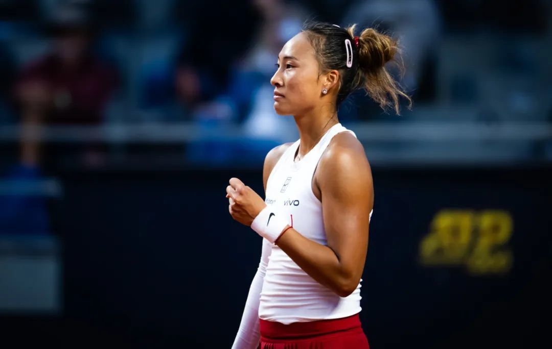 郑钦文第7次交锋萨巴伦卡迎来历史性首胜！