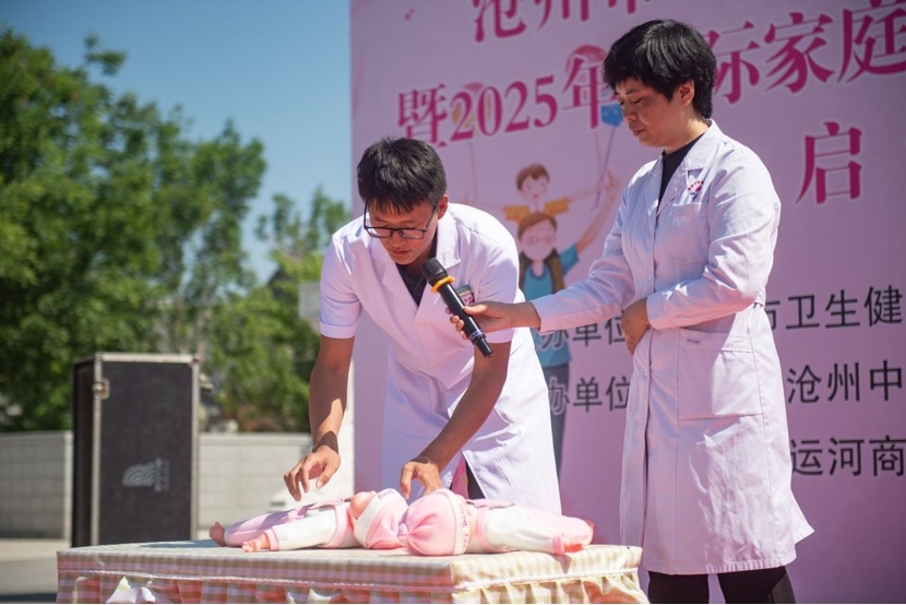 沧州妇幼保健院的专家在演示婴幼儿的照料方式方法。