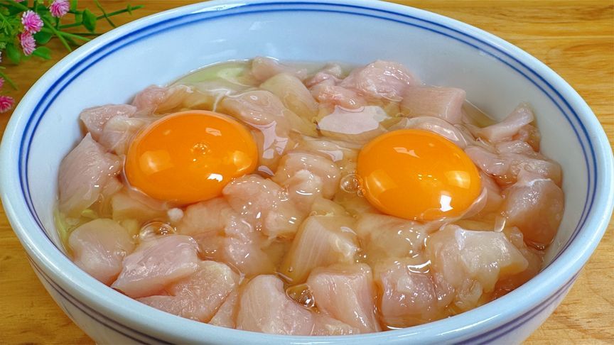 把鸡胸肉切成丁打2个鸡蛋，教您意想不到的做法，一周吃6次都不腻