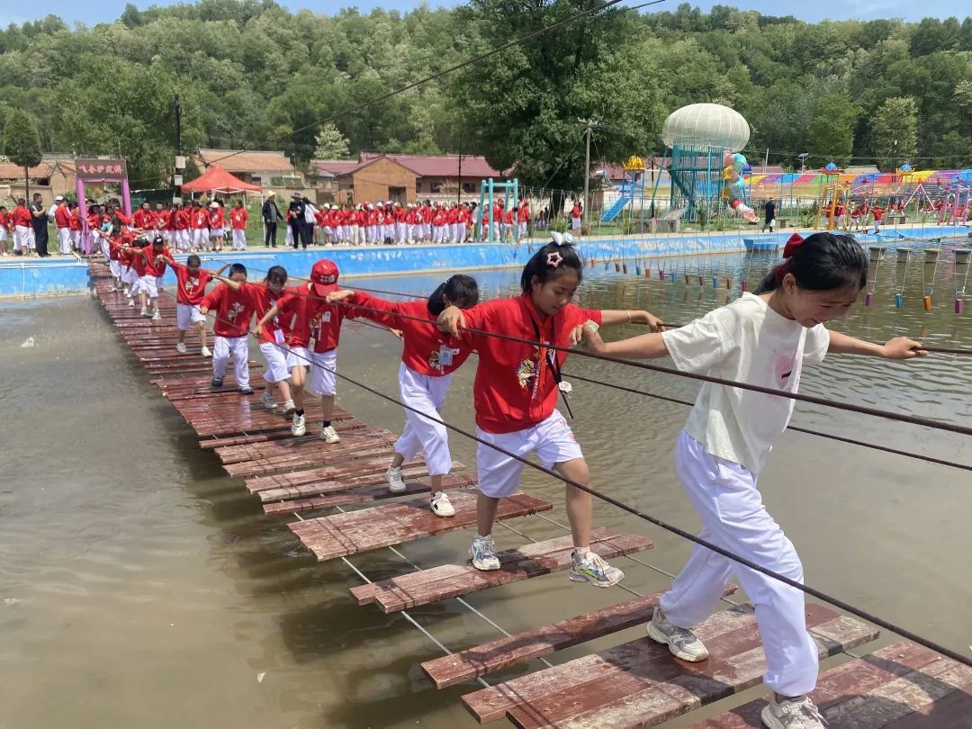 华亭学子化身突击队　“飞夺泸定桥”体验沉浸得嘞
