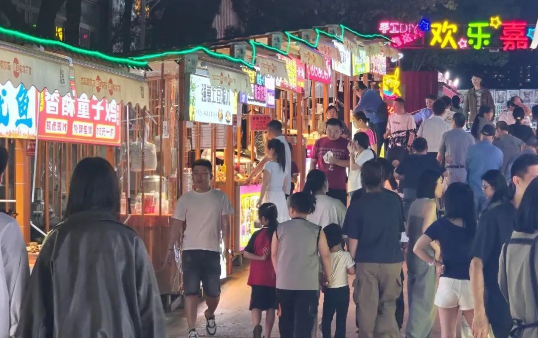 开业当天千万观看量，南昌枫林夜市凭啥成“顶流”？