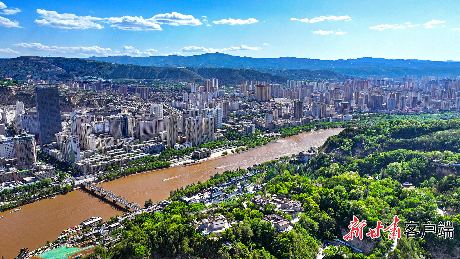 5月15日，蓝天白云下，黄河两岸绿意葱茏，尽显兰州生态之美。新甘肃·甘肃日报记者　冯乐凯