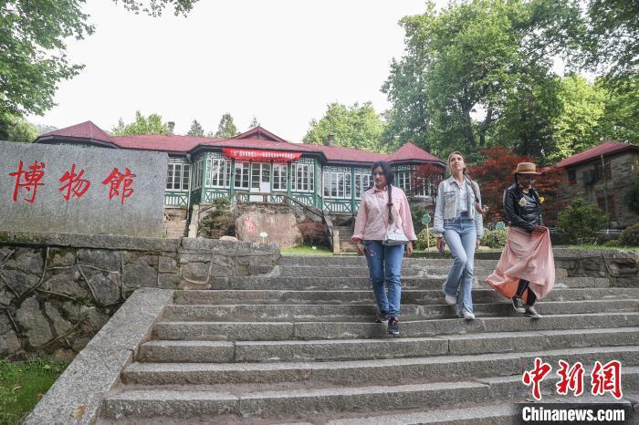 5月16日,江西庐山,外籍网络达人从庐山石刻博物馆走出。中新社记者 刘力鑫 摄