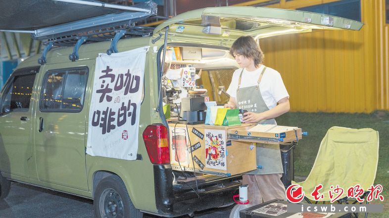 车主贺永乐正在调制咖啡。长沙晚报全媒体记者 何乐 摄