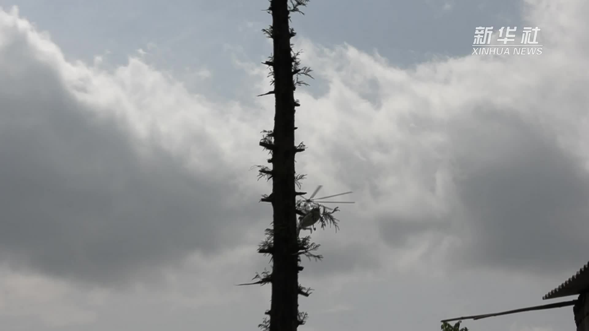 新华社记者到达贵州省大方县果瓦乡山体滑坡救援现场