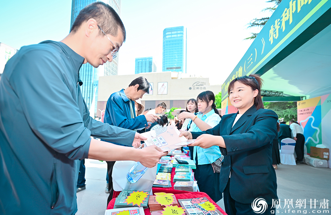 集邮爱好者竞相收藏《丝绸之路文物(三)》特种邮票