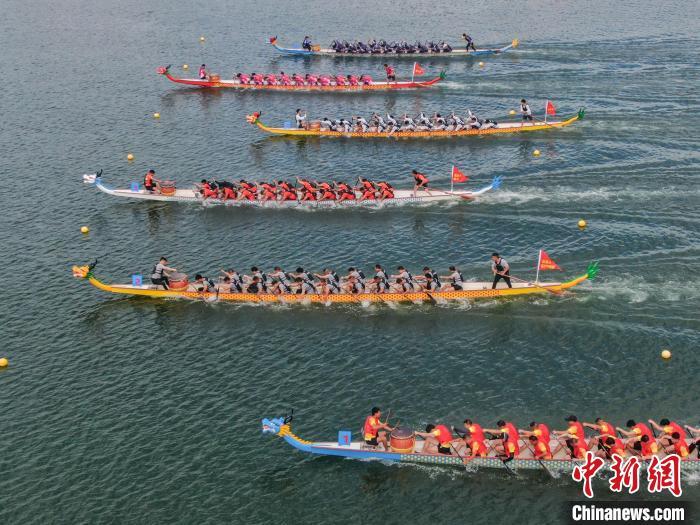 图为200米直道赛现场，各参赛队伍你追我赶，展开激烈角逐。(无人机照片)中新社记者 刘力鑫 摄