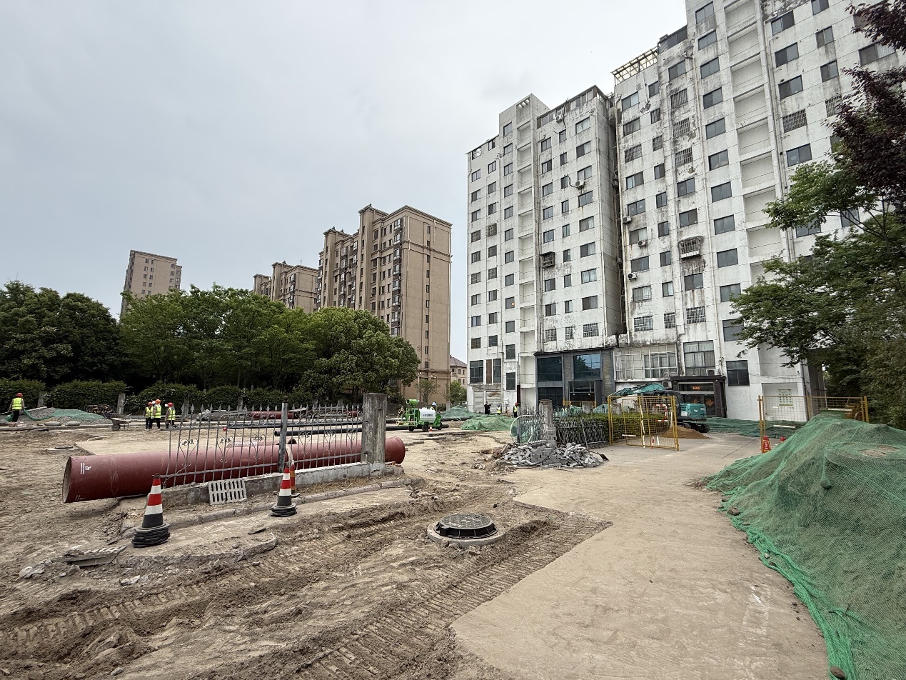 图为靖江市尚城一品小区雨污分流改造工程现场。