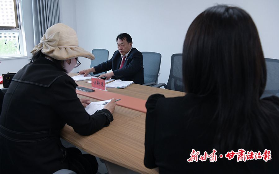 临夏县综治中心现场调解矛盾　新甘肃·甘肃法治报记者　王辉　摄