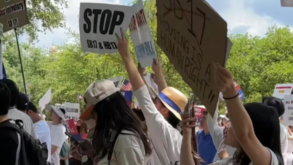 美国得州拟通过法案，禁止中国等国公民买房，当地华人聚州长家门口抗议
