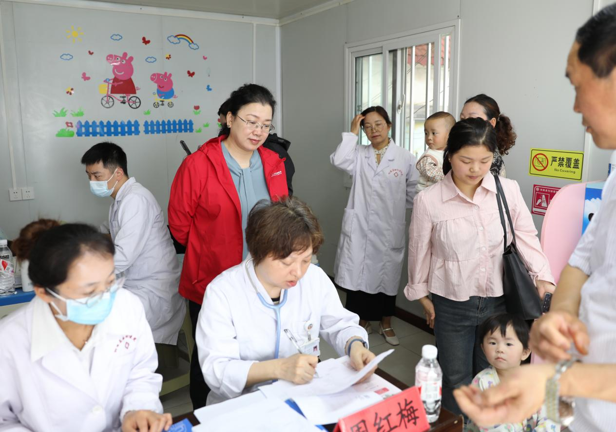 周红梅主任仔细记录患者病情