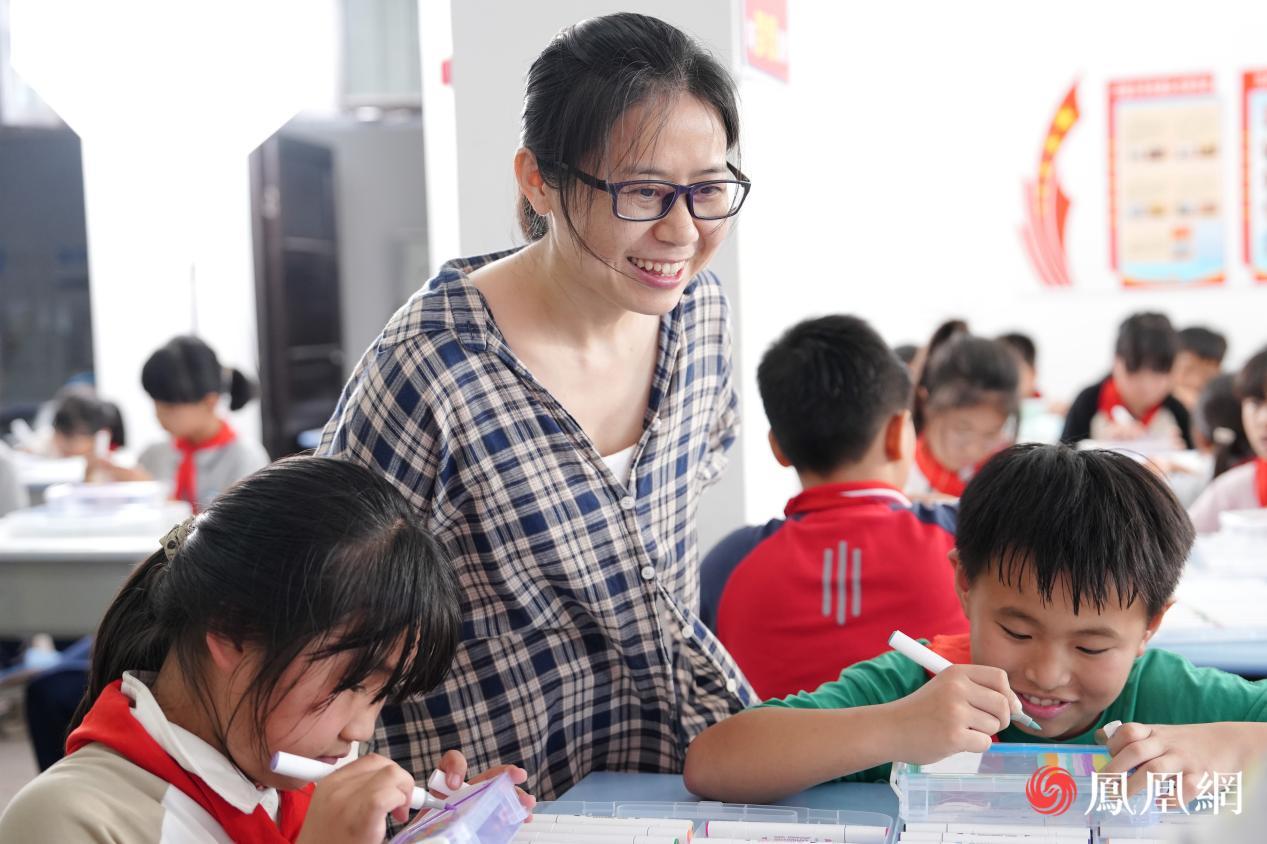 志愿者陈淑燕老师以心理咨询师的视角，观察孩子们绘画中的细节