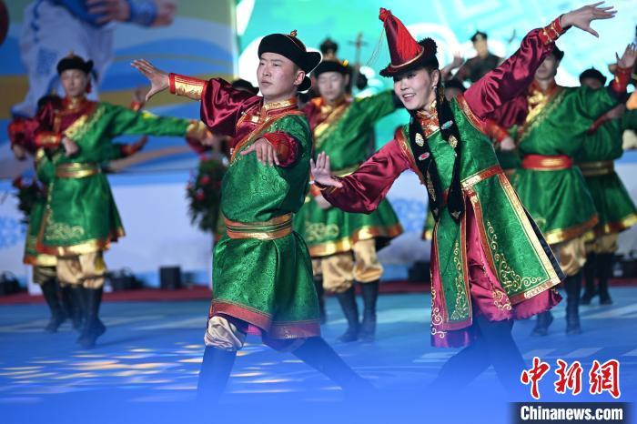 图为演员现场展示蒙古族舞蹈　中新社记者　李亚龙　摄