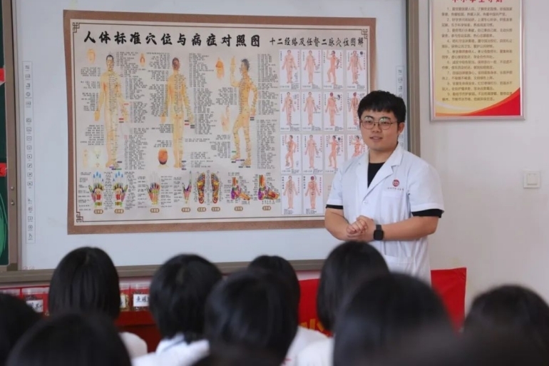 河间英华学校：教室变成“迷你杏林馆”