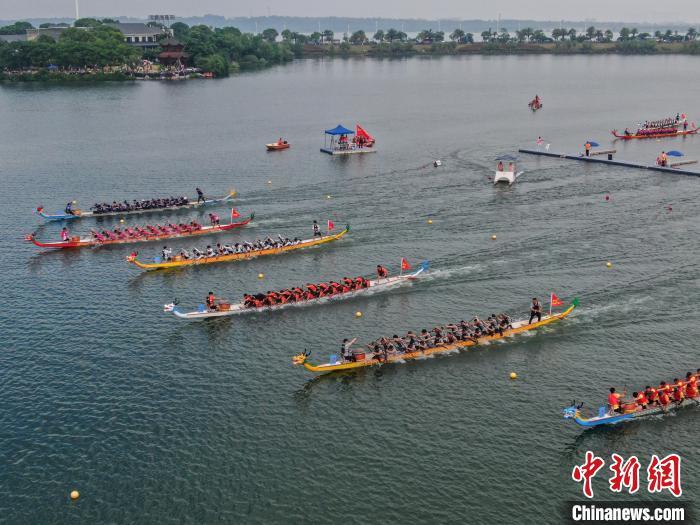 图为200米直道赛现场，各参赛队伍你追我赶，展开激烈角逐。(无人机照片)中新社记者 刘力鑫 摄