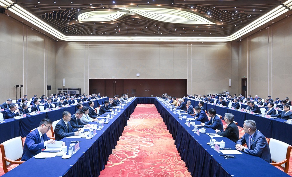 ▲5月21日下午，市委书记袁家军，市委副书记、市长胡衡华，市人大常委会主任王炯会见出席第七届西洽会的国内外重要嘉宾。记者 苏思 摄