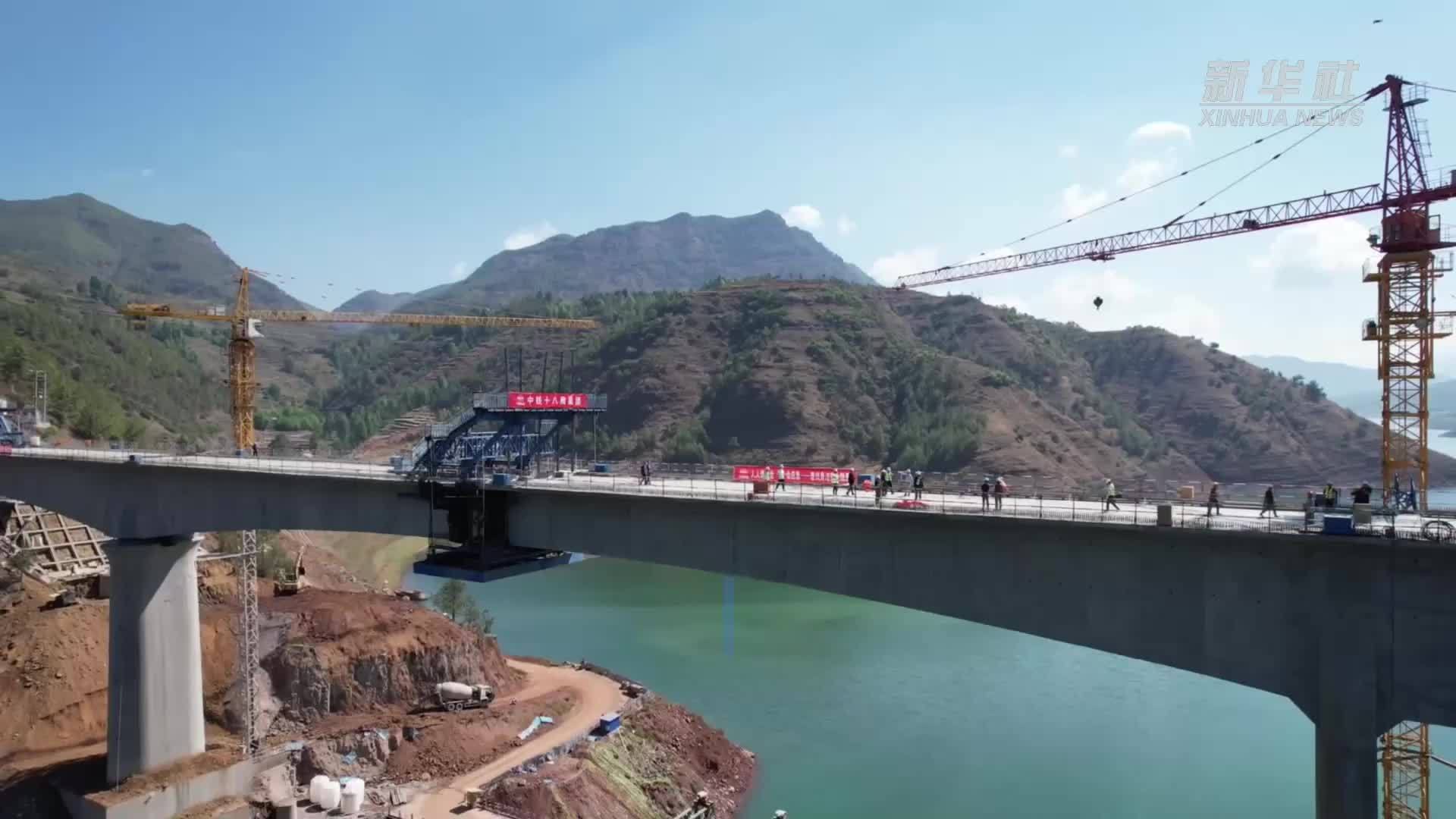 渝昆高铁毛家村水库特大桥钢构连续梁顺利合龙