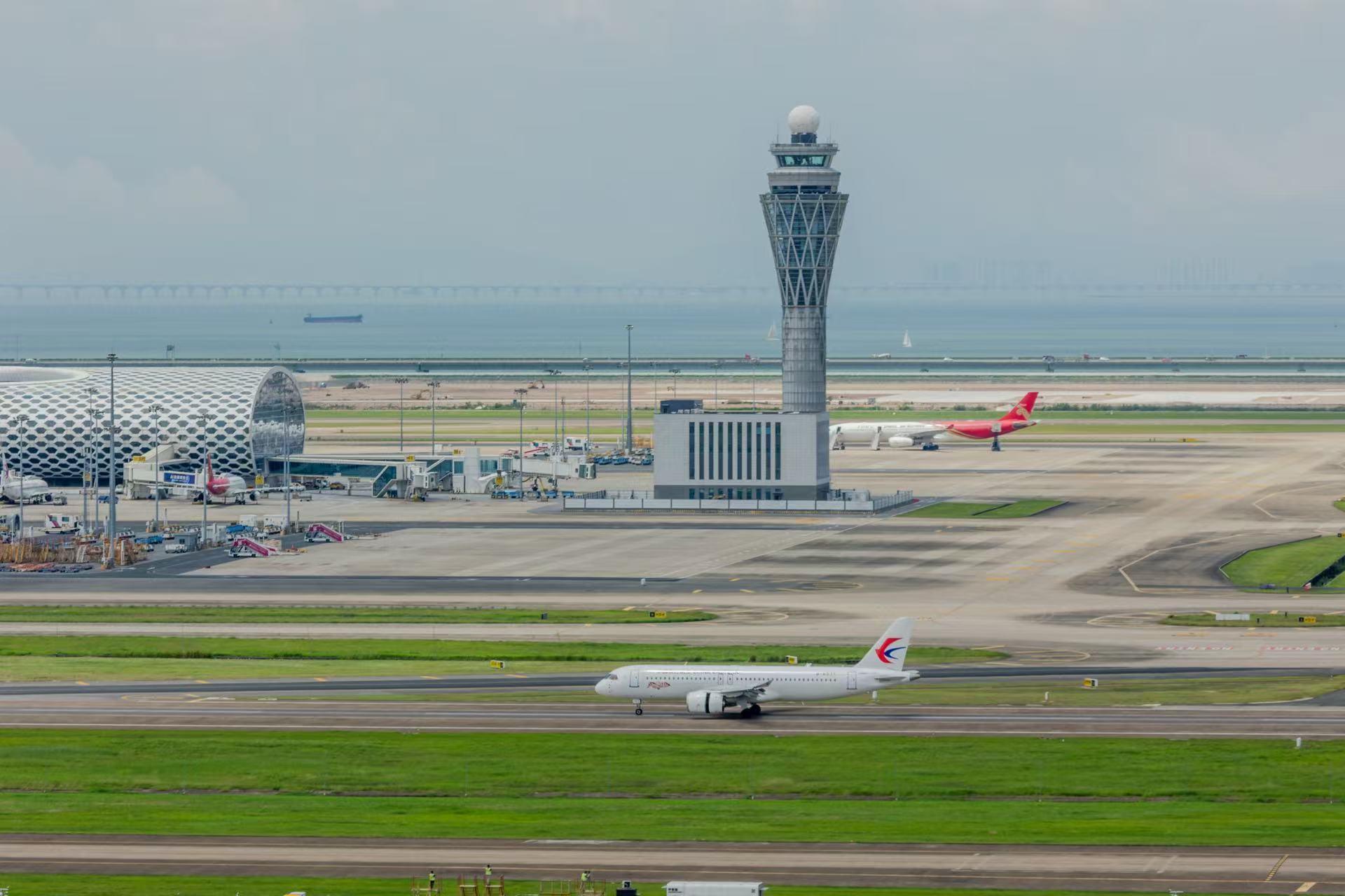 C919国产大飞机首次降落在深圳机场 马博明 摄