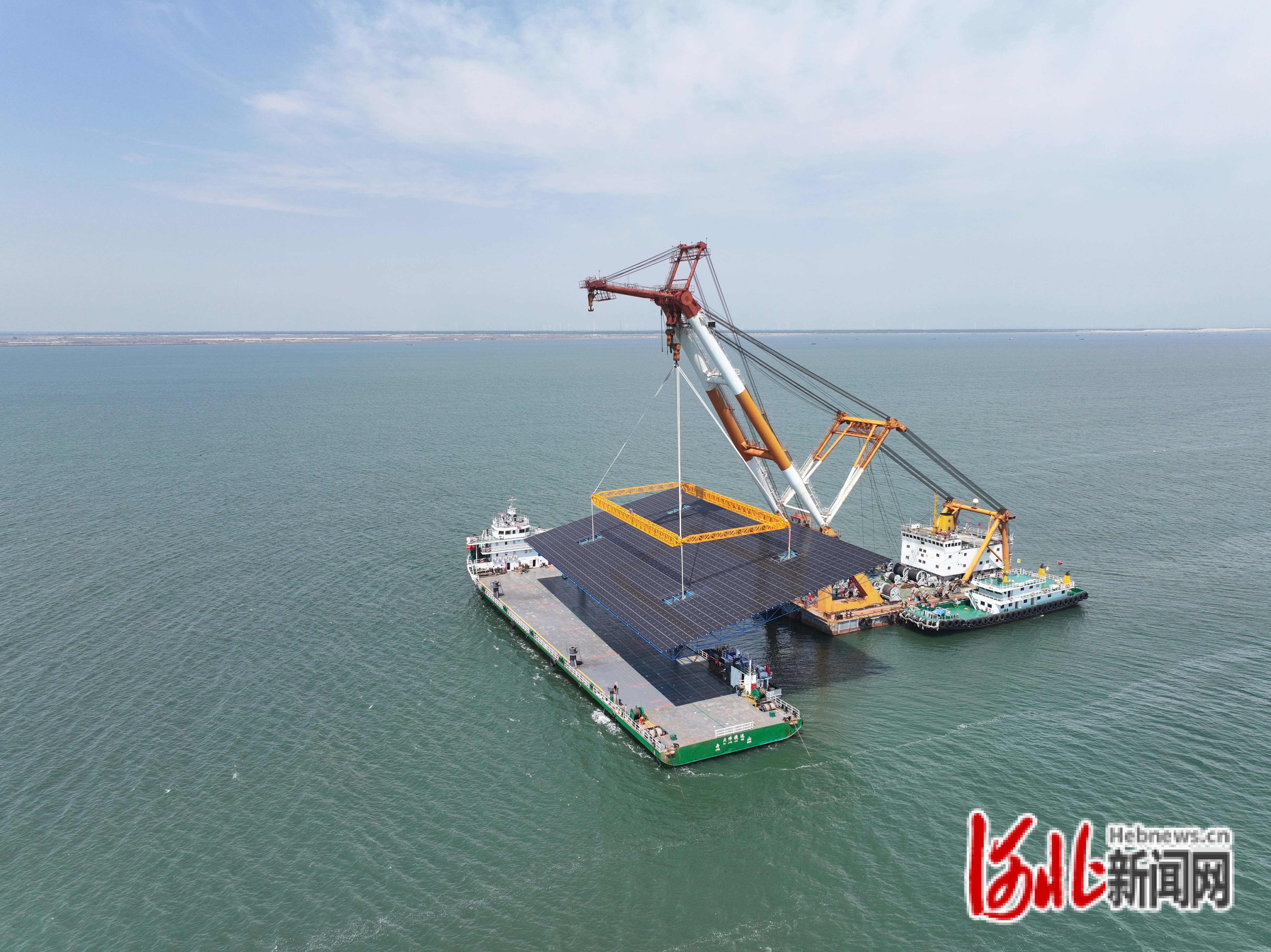 5月18日，秦皇岛市1800兆瓦海上光伏示范试点项目首块网架平台成功吊装。图片由华电秦皇岛新能源有限公司提供