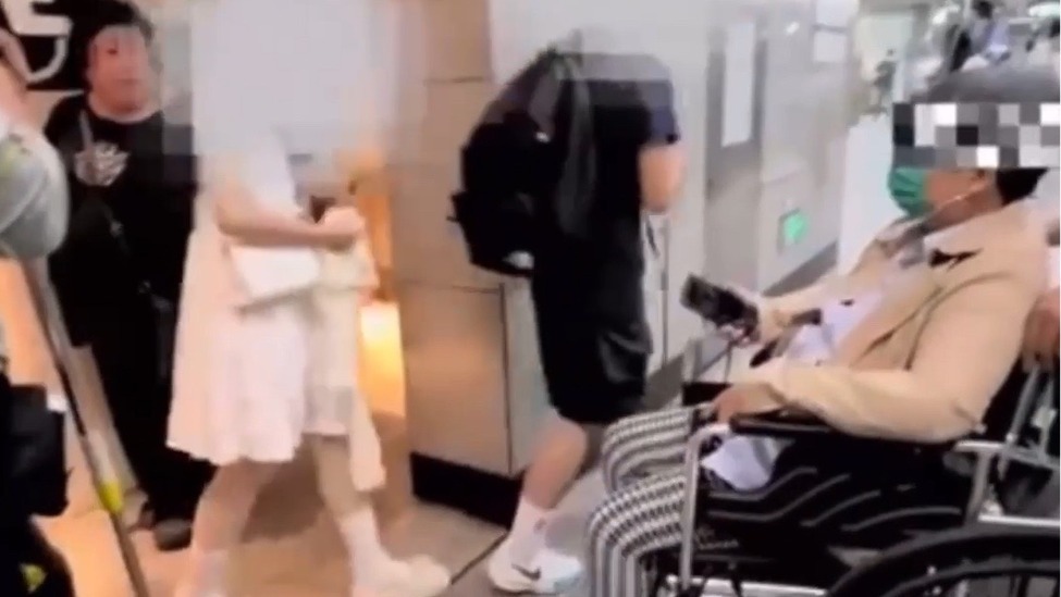 情侣“520”占用地铁无障碍卫生间1小时，轮椅老人在门口苦等