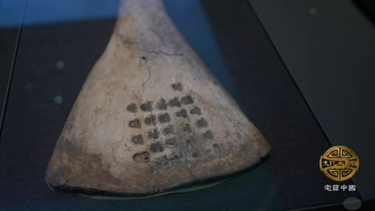 这些刻在甲骨上的文字，成为我们了解商王朝历史最直接、最可信的证据