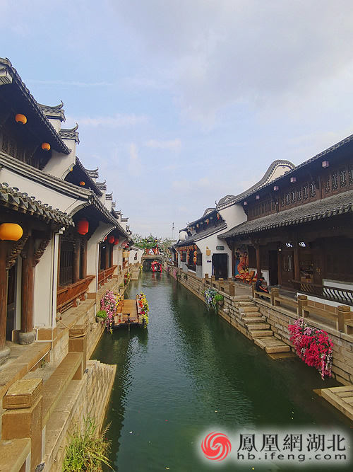 孝爱之地传承“楚韵国风” 50对新人在孝感举办中式集体婚礼