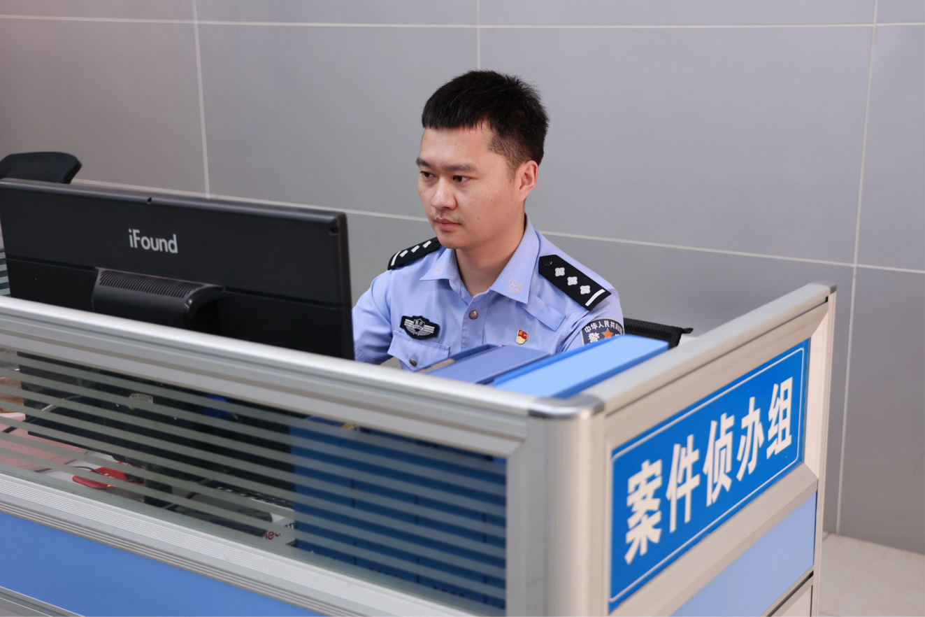 工作中的郑杭杭