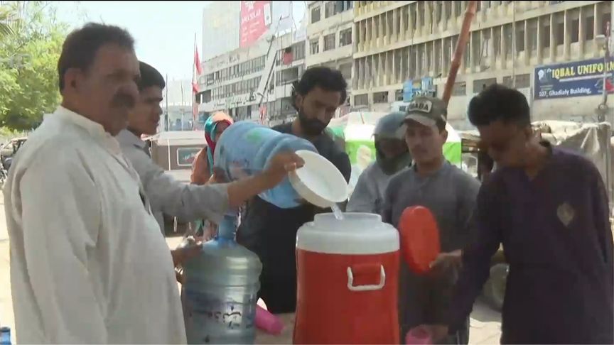 巴基斯坦高温飙升至48摄氏度，当地路边设置冷饮消暑点