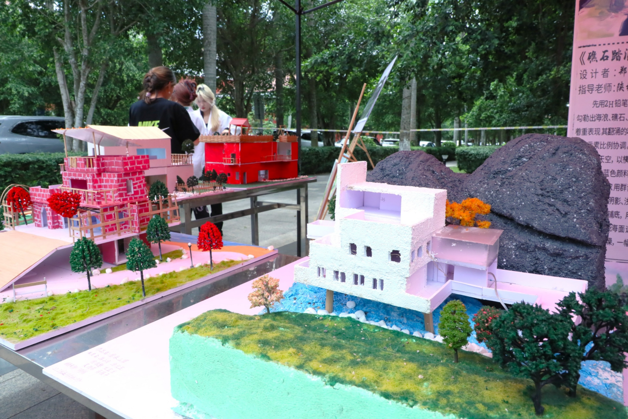 城建学院展出的仿真建筑模型实训作品