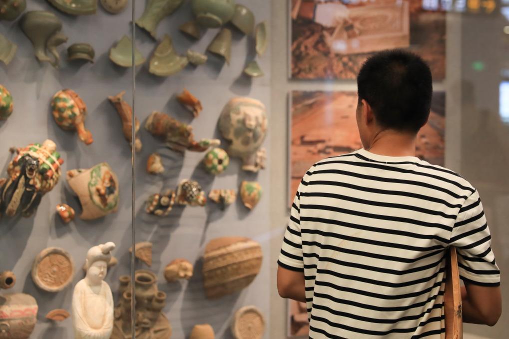 5月21日，市民在西安青龙寺地铁站参观文物陈列。（陈乐天 摄）