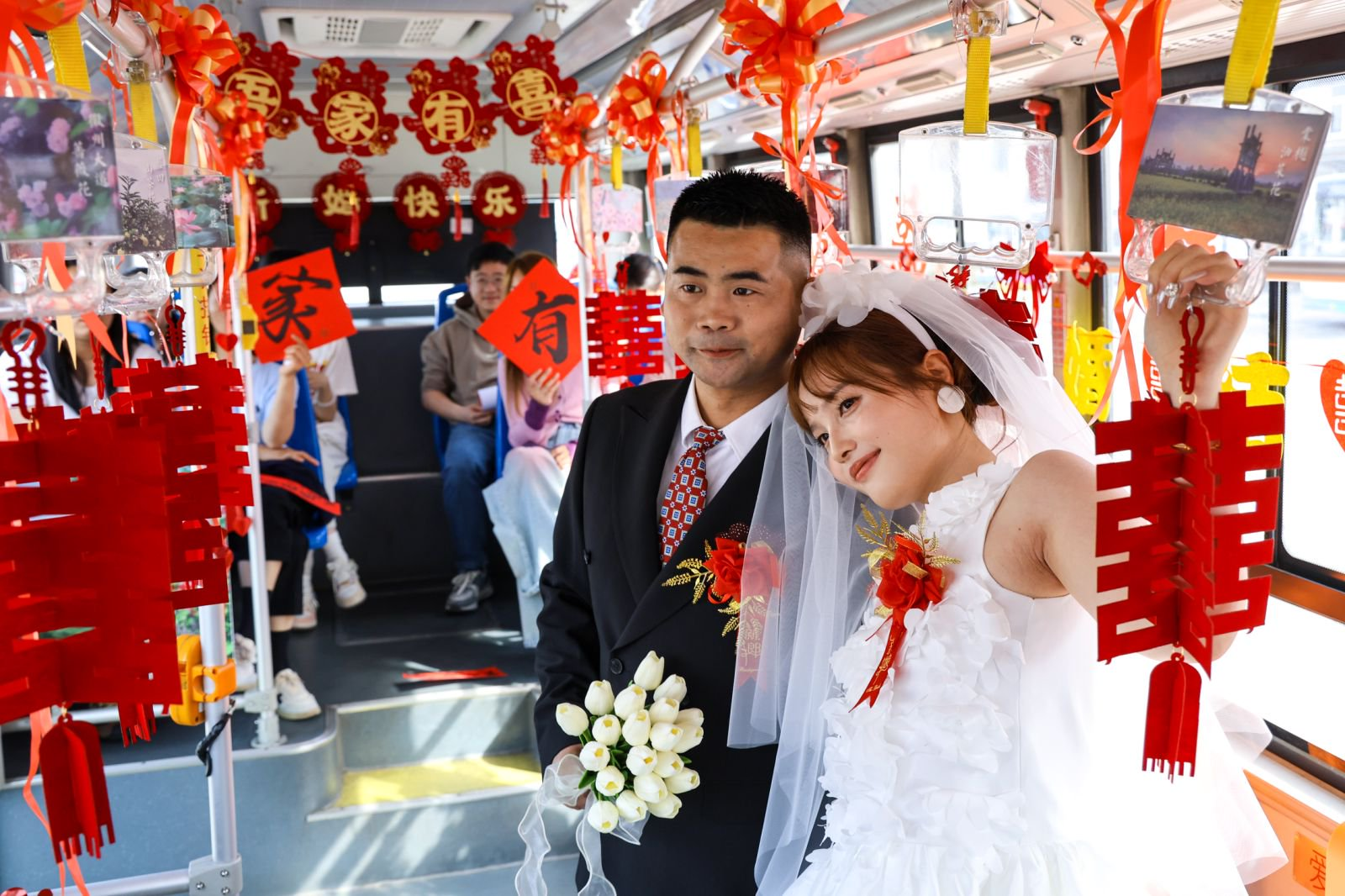 吴先生与胡女士的婚礼正在公交车上进行