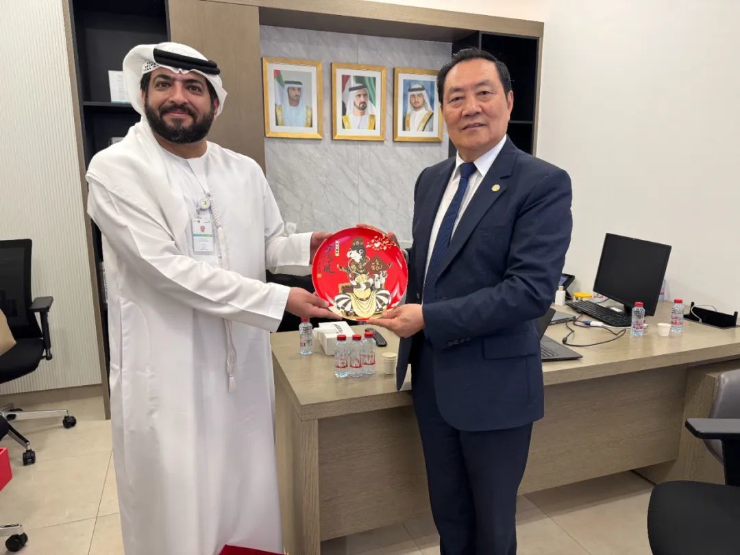权顺基会长向迪拜卫生监管局投资部首席投资官Khalid Ali赠送礼品