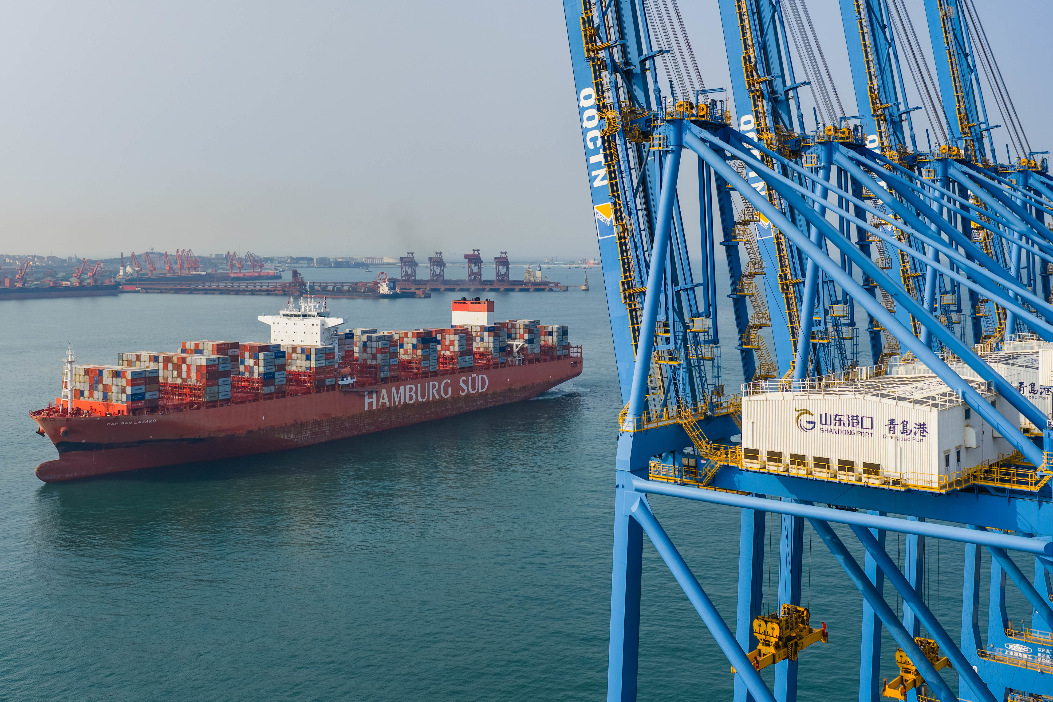 山东港口青岛港自动化码头第十三次刷新世界纪录