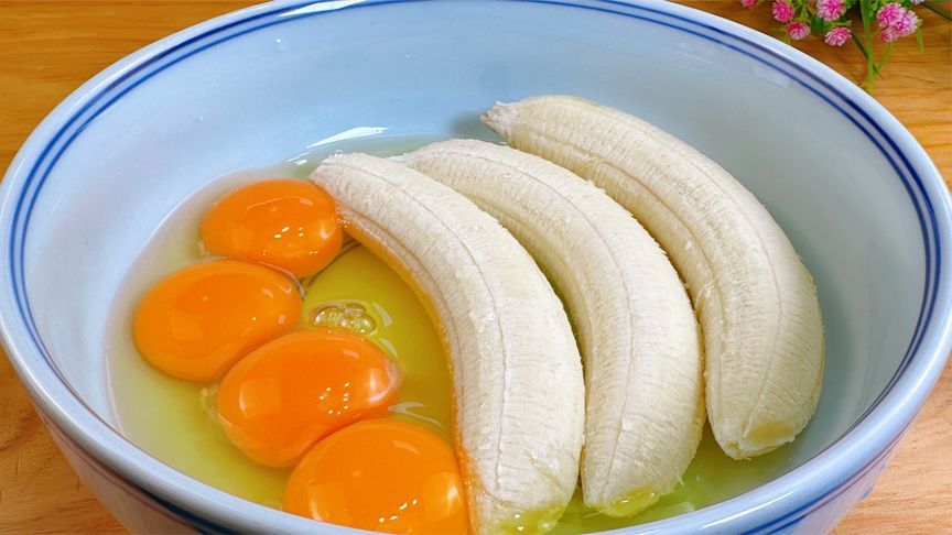 3个香蕉4个鸡蛋，这绝对是您想不到的做法，不烤不油炸，酥脆香甜