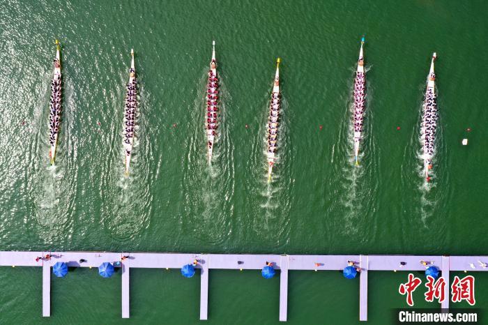 图为200米直道赛现场，参赛龙舟如离弦之箭一般冲出起点开始竞速。(无人机照片)中新社记者 刘占昆 摄