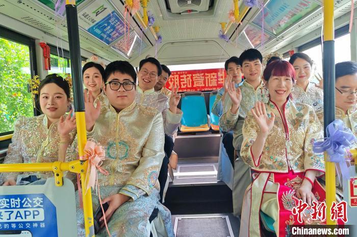 湖北多地舉行集體婚禮解鎖“中式浪漫”