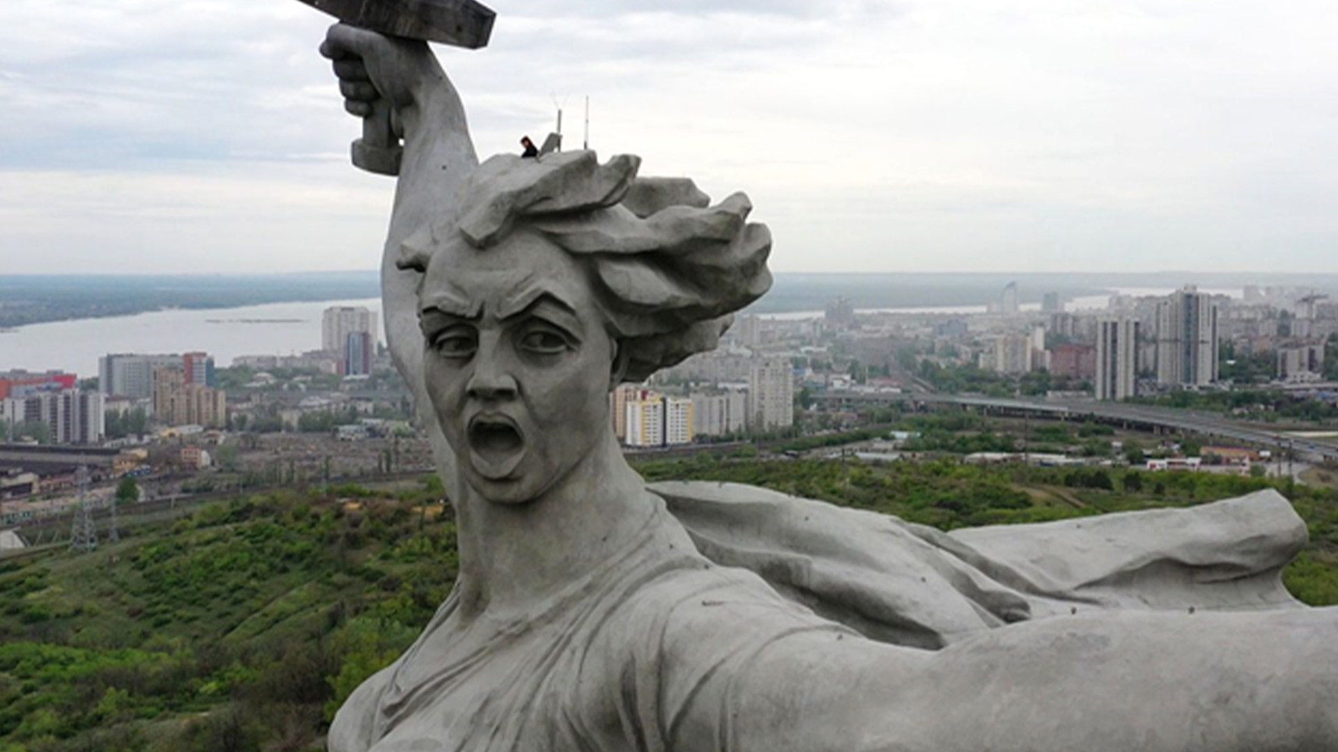 俄罗斯“祖国母亲在召唤”巨型雕像内发现一具男性遗体，系俄学校校长