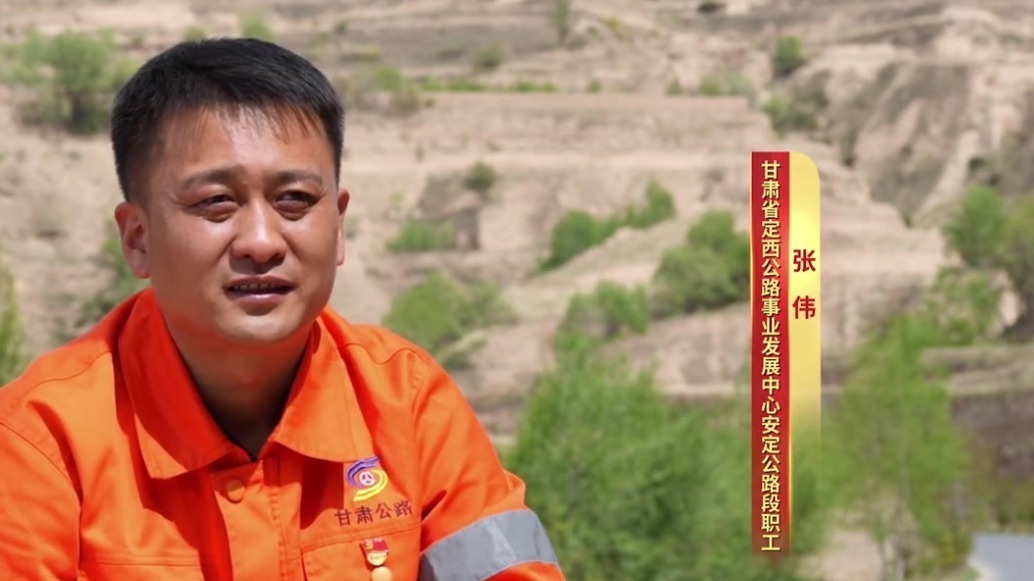 从迷彩绿到养护橙　看陇人骄子张伟咋“熨平”车辙创伤