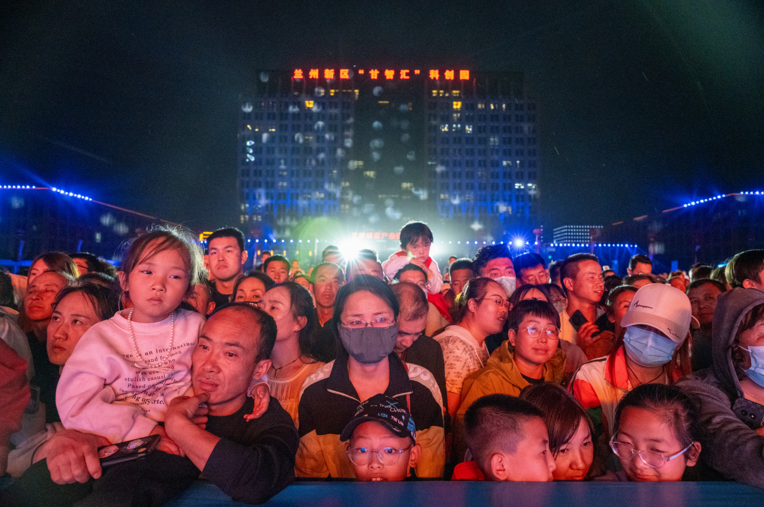 机器狗醒狮无人机霸屏夜空 科技盛宴燃爆兰州新区