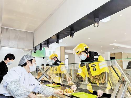 近日，在玉田县“暖新食堂”内，外卖骑手正在取餐。邓宏达摄